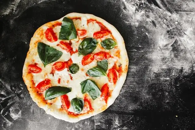 la vostra pizza - Comen pizza en Italia