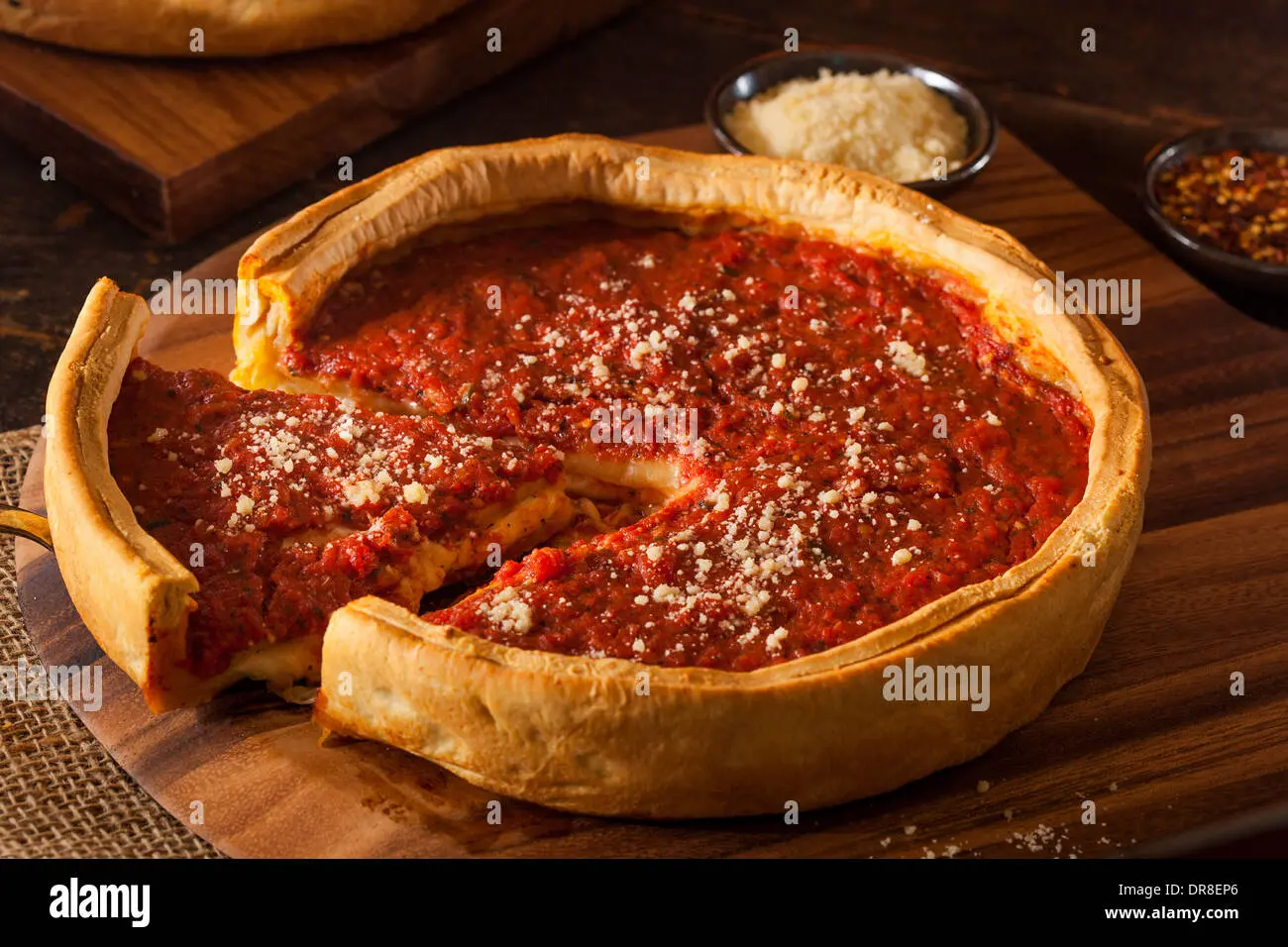Pizza de Plato Hondo: La deliciosa opción para los amantes de las pizzas - Cuál es el corte Chicago pizza de plato hondo - Cuál es el corte Chicago