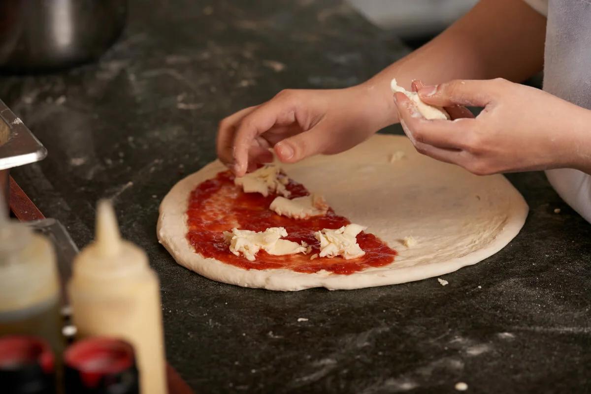 pizza con albahaca - Cuántos gramos de queso mozzarella lleva una pizza