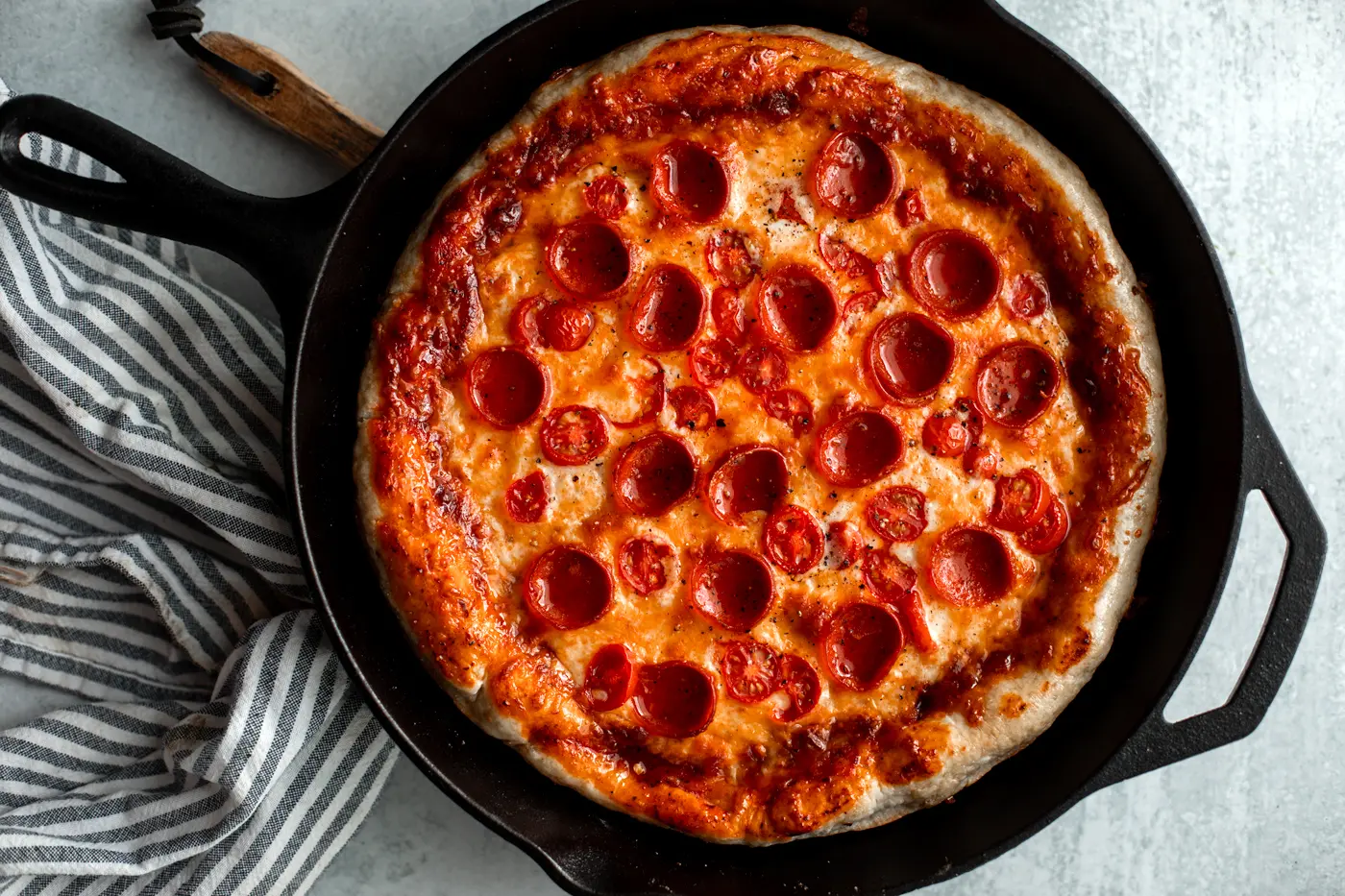 Receta de pizza en sartén de hierro fundido: una opción deliciosa y versátil - Does cast iron work well for pizza cast iron pizza recipe - Does cast iron work well for pizza