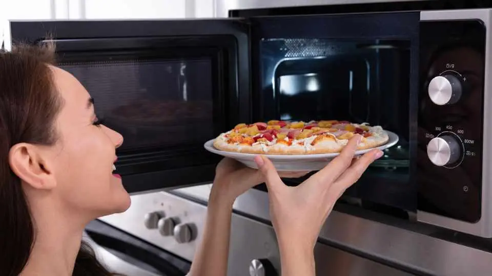 can you cook pizza in a microwave oven - In which mode pizza is baked in microwave
