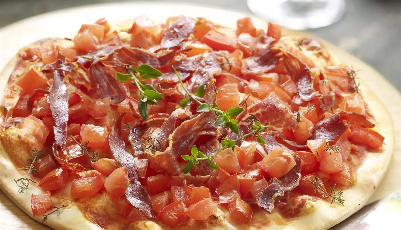 pizza de jamon serrano ingredientes - Qué ingredientes lleva el jamón serrano